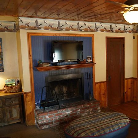 Hillcrest Suites & Cabins Биг Беър Лейк Екстериор снимка