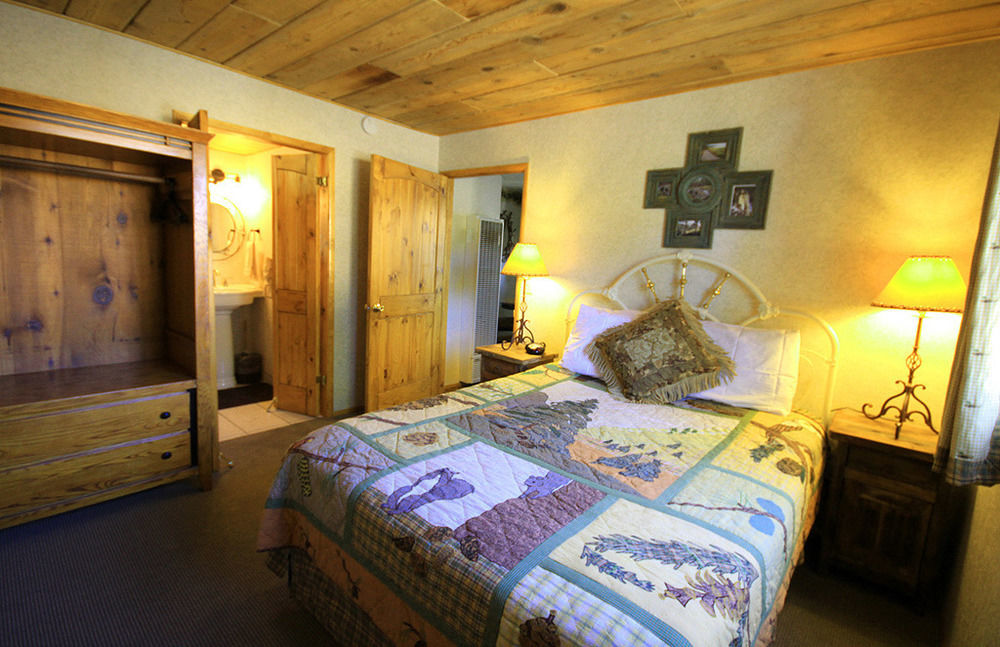 Hillcrest Suites & Cabins Биг Беър Лейк Екстериор снимка