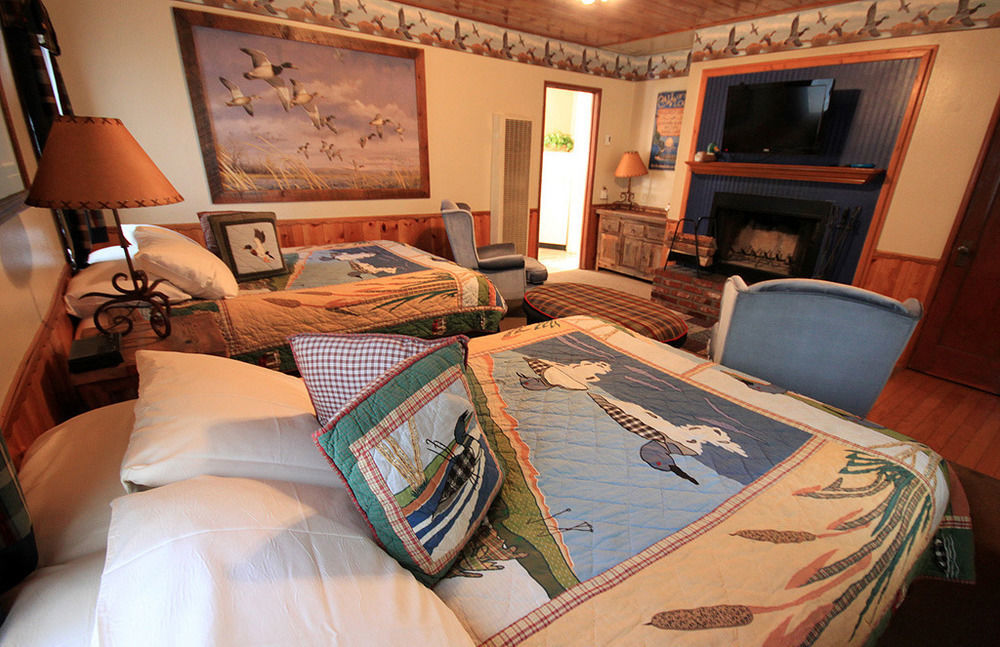Hillcrest Suites & Cabins Биг Беър Лейк Екстериор снимка